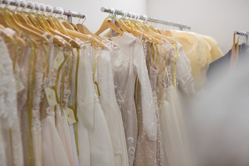 Czy gościom wypada założyć białą sukienkę na ślub i wesele? /123RF/PICSEL