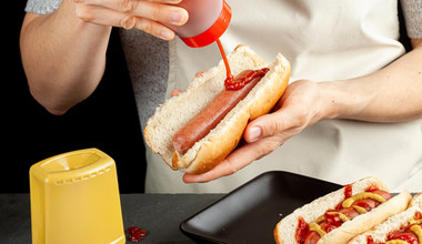 Czy hot dog ze stacji paliw jest zdrowy? W parówce więcej dodatków niż mięsa 