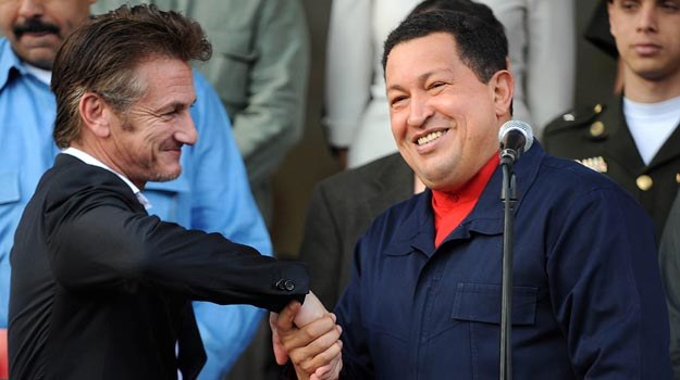 Czy Hugo Chavez nie wykręca tu przypadkiem ręki Seanowi Pennowi? /AFP