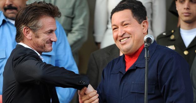 Czy Hugo Chavez nie wykręca tu przypadkiem ręki Seanowi Pennowi? /AFP