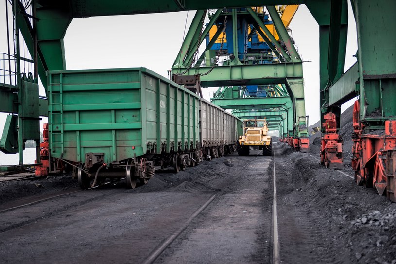 Czy importowany węgiel dotrze do Polski przed zimą? /123RF/PICSEL