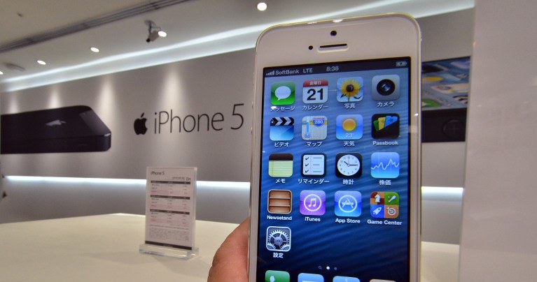 Czy iPhone 5 rzeczywiście śmiertelnie poraził prądem młodą Chinkę? Lokalne media twierdzą, że to prawda /AFP