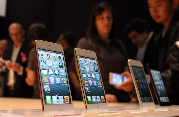 Czy iPhone 5 to godny następca 4S? /AFP