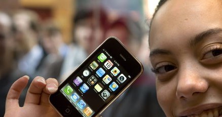 Czy iPhone nowej generacji zadebiutuje już latem? /AFP