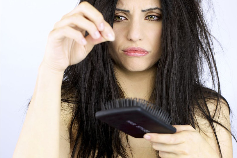Czy istnieją sposoby, dzięki którym nasze włosy przestaną wypadać i tak jak kiedyś znów będziemy się mogły cieszyć gęstą czupryną? /123RF/PICSEL