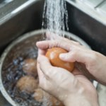 Czy jajka powinno się myć? Większość Polaków popełnia ten błąd