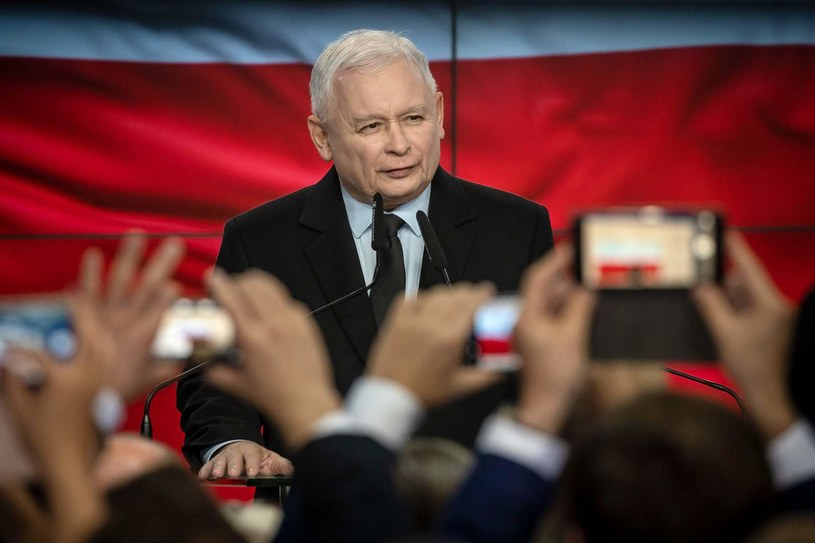 Czy Jarosław Kaczyński zapowiedział w weekend prawne działania, które ograniczą używanie smartfonów przez młodzież? /AFP