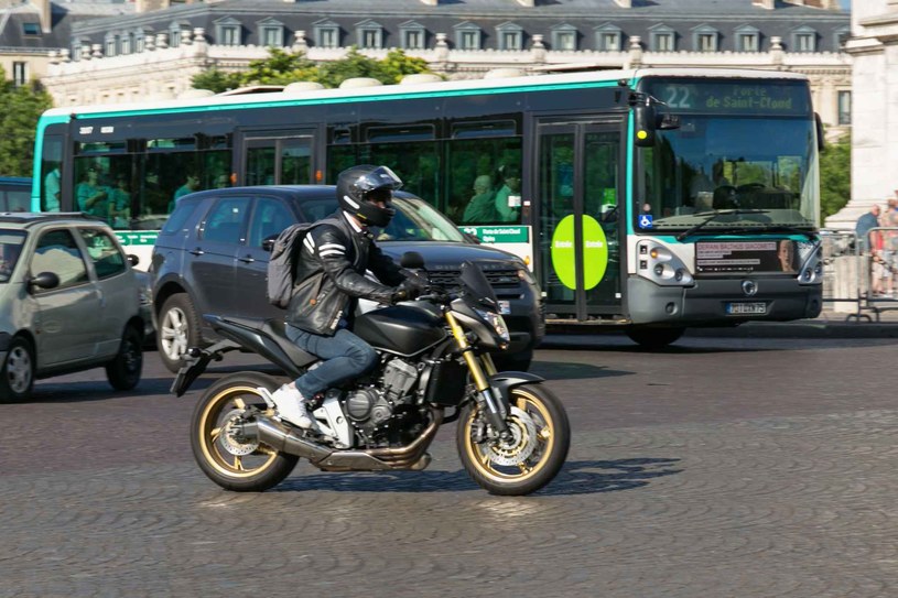 Czy jazda motocyklem po buspasie jest legalna? /123RF/PICSEL