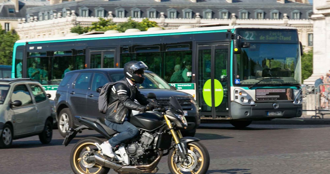 Czy jazda motocyklem po buspasie jest legalna? /123RF/PICSEL