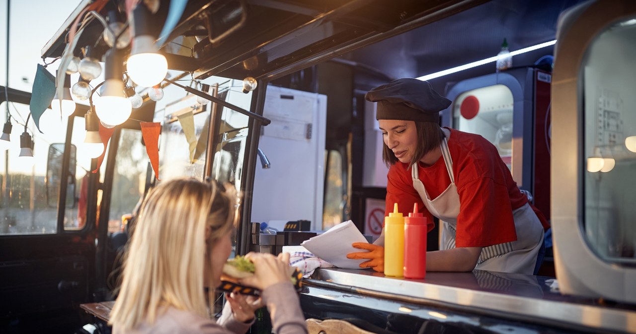 Czy jedzenie w food truckach jest droższe niż w restauracji? /Pixel