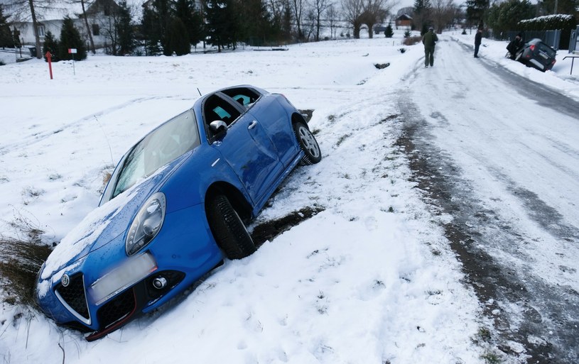 Czy jeśli uszkodzimy auto zimą mając opony letnie, możemy liczyć na odszkodowanie? /Lukasz Solski/ /East News