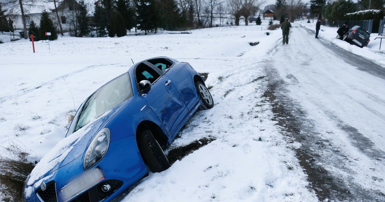 Czy jeśli uszkodzimy auto zimą mając opony letnie, możemy liczyć na odszkodowanie? /Lukasz Solski/ /East News