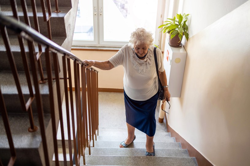 "Czy jesteś zmęczony?", "Nie możesz wyjść na więcej niż jeden odcinek schodów?", "Ciężko ci wykonywać ćwiczenia?" - to kilka pytań z kwestionariusza zespołu starości /123RF/PICSEL