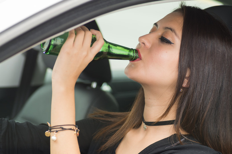 Czy kierowca może pić piwo bezalkoholowe i prowadzić? /123RF/PICSEL