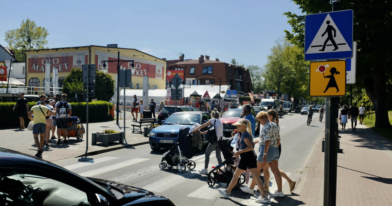 Czy kierowca może ruszyć, gdy pieszy nie opuścił przejścia? To dylemat wielu kierowców, którzy obawiają się ukarania wysokim mandatem /Piotr Molecki/East News /East News