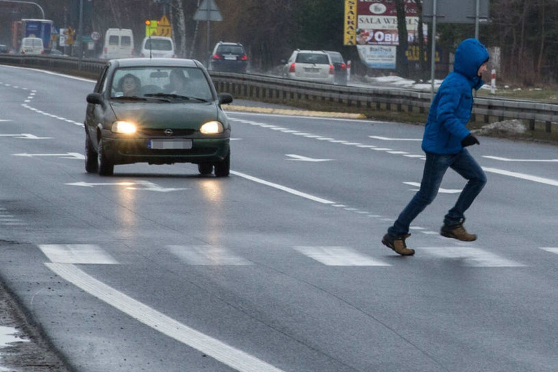 Czy kierowca może wjechać na pasy, jeśli pieszy jeszcze z nich nie zszedł? /Jacek Dominski/REPORTER /East News