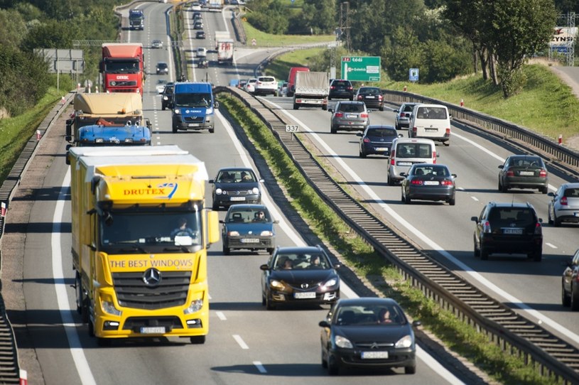 Czy kierowcy ciężarówek powinni mieć blokowane telefony? /Wojciech Stróżyk /Reporter