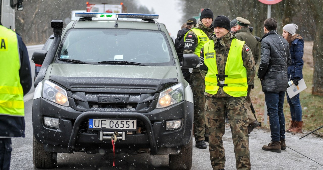 Czy kierowcy muszą obawiać się wezwania do wojska albo zarekwirowania ich samochodów? /Artur Zawadzki /Reporter