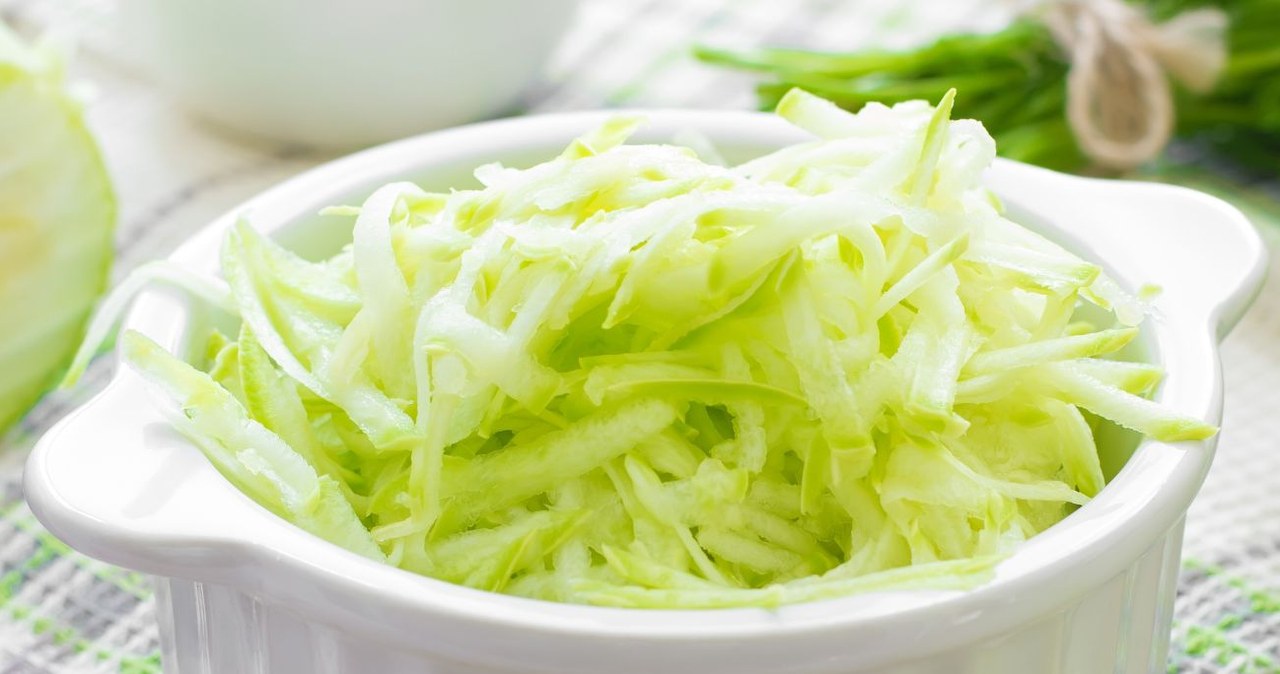 Czy kiszona cukinia jest zdrowa? Kto powinien ją spożywać? /Ylenea Ymechuk /Canva Pro