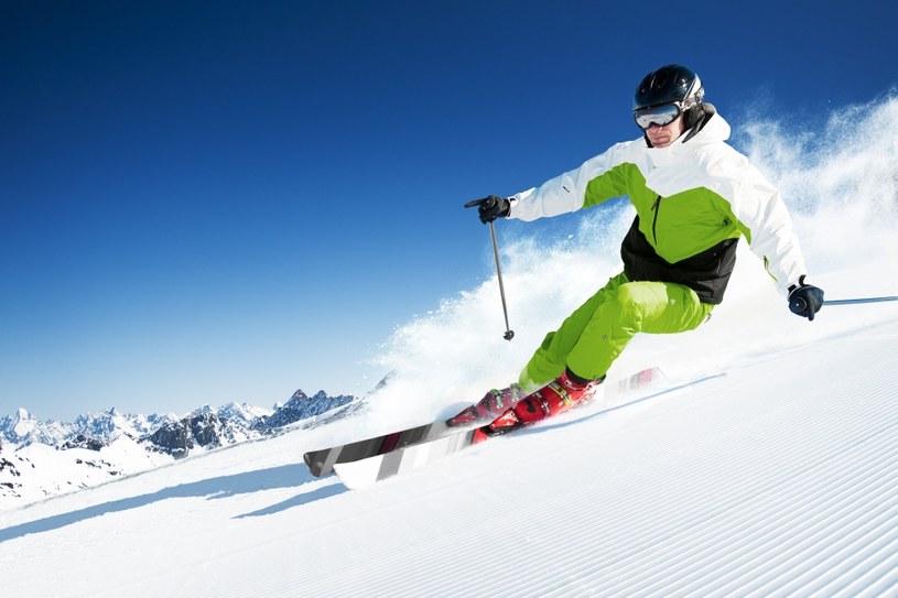 Czy klasyczne narty są bezpieczniejsze od jazdy na snowboardzie? /123RF/PICSEL
