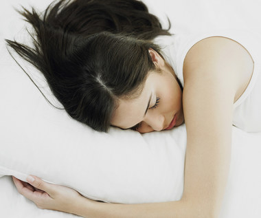 Czy kobiety naprawdę potrzebują więcej snu?