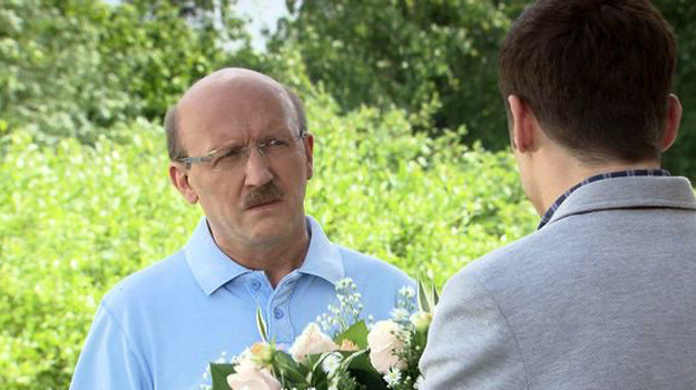 Czy Kolęda (Artur Barciś) znów zaufa Markowi (Kacper Kuszewski), pomimo tego, że mężczyzna już raz skrzywdził jego córkę? /MTL Maxfilm