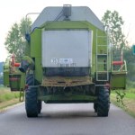 Czy kombajn rolniczy musi poruszać się z pilotem? Przepisy są niejasne
