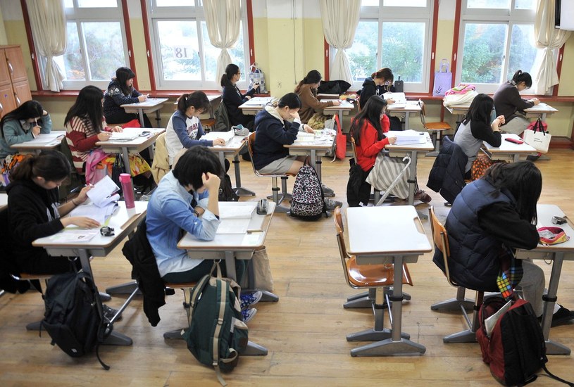 Czy koreańskie szkoły zablokują uczniom smartfony? /AFP
