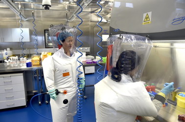 Czy koronawirus pochodzi z laboratorium w Wuhan? Sprzeczne wypowiedzi przedstawicieli USA