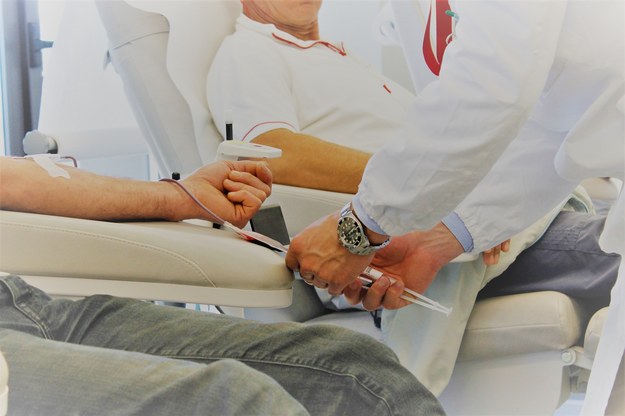 Czy krew wyleczonych z koronawirusa pomoże najbardziej chorym?