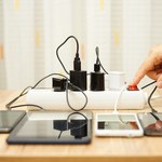 Czy ładowarka podłączona do gniazdka pożera prąd, gdy nie ładujesz telefonu?