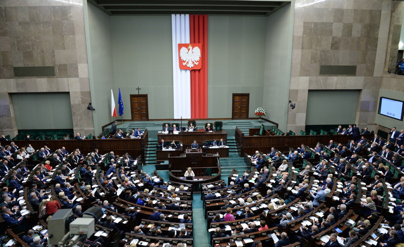 Czy ławy poselskie pełne będą "znanych" nazwisk? /Jacek Turczyk /PAP