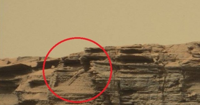 Czy łazik Curiosity zauważył na Marsie jaszczurkę kryjącą się w skałach /Innemedium.pl