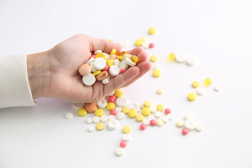 Czy leki przeciwbólowe, takie jak ibuprofen, faktycznie są w stanie wydłużyć życie? /123RF/PICSEL