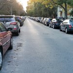 Czy lepiej parkować auto na kołach skręconych czy prostych?