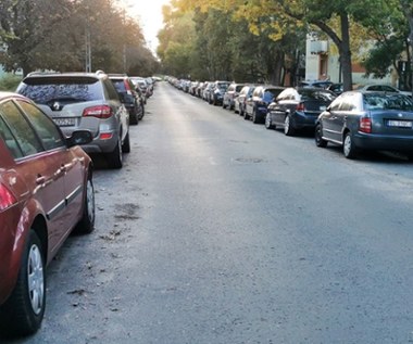 Czy lepiej parkować auto na kołach skręconych czy prostych?