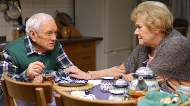 Czy Lucjan (Witold Pyrkosz) i Barbara (Teresa Lipowska) stracą rodzinny dom? /MTL Maxfilm