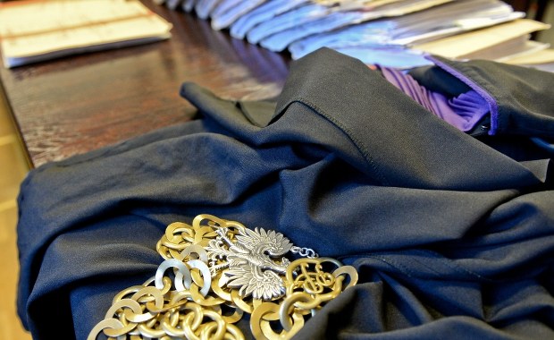 Czy Maciej Nawacki jest członkiem Krajowej Rady Sądownictwa, czy nie? 