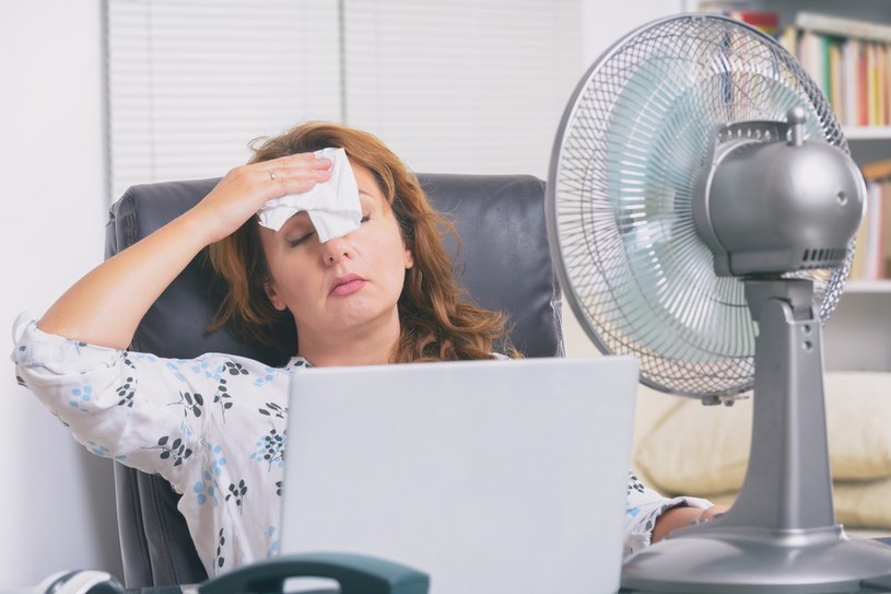 Czy maksymalna temperatura w miejscu pracy jest określona przez BHP lub Kodeks Pracy? Co zrobić, gdy w biurze jest zbyt gorąco? /123RF/PICSEL