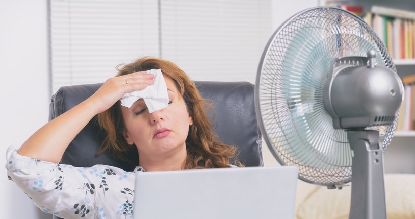 Czy maksymalna temperatura w miejscu pracy jest określona przez BHP lub Kodeks Pracy? Co zrobić, gdy w biurze jest zbyt gorąco? /123RF/PICSEL
