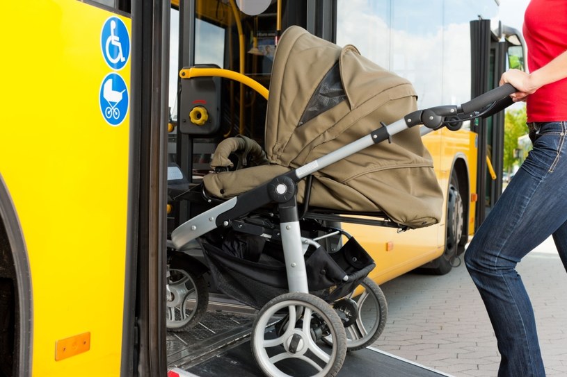 Czy mamy z wózkami mają łatwo w komunikacji miejskiej? /123RF/PICSEL