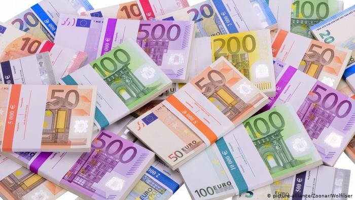 Czy miliardy na walkę z koronakryzysem skuszą rządy do zamiany forinta, korony lub złotego na euro? /Deutsche Welle