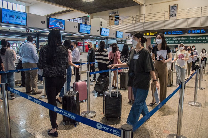 Czy miliony turystów, które szturmują lotniska, lecąc do... Bangkoku zwrócą uwagę, że miasto nazywa się już inaczej? /Peerapon Boonyakiat/SOPA Images/LightRocket /Getty Images