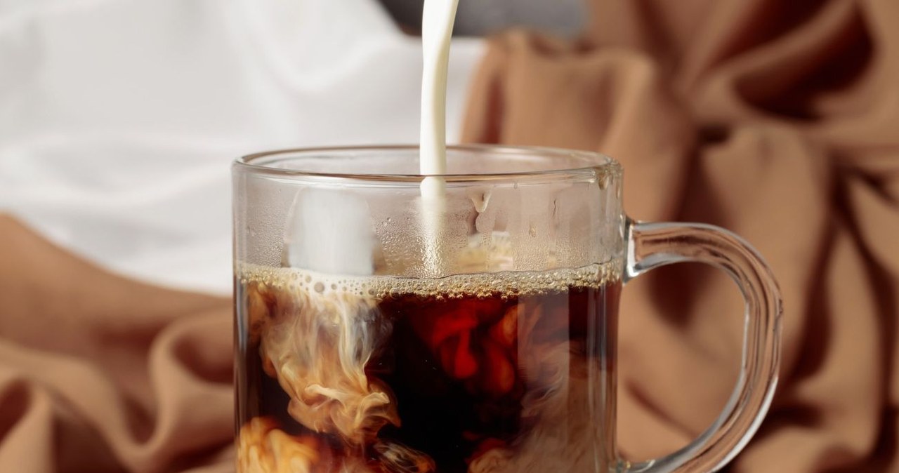 Czy mleko grochowe nadaje się do kawy? Dlaczego warto je wypróbować? /igorr /123RF/PICSEL