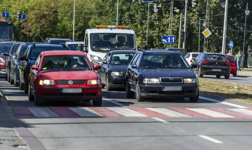 Czy mogę ominąć samochód, który zatrzymuje się przed przejściem, na którym nie ma pieszych? /Stanisław Bielski /East News