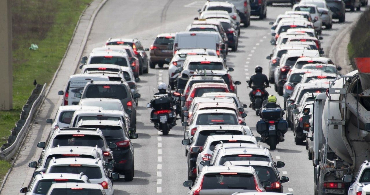 Czy motocyklem można wyprzedzać samochody w korku? /Wojciech Strozyk/REPORTER /East News