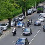 Czy motocykliści mogą przeciskać się między autami? To zależy