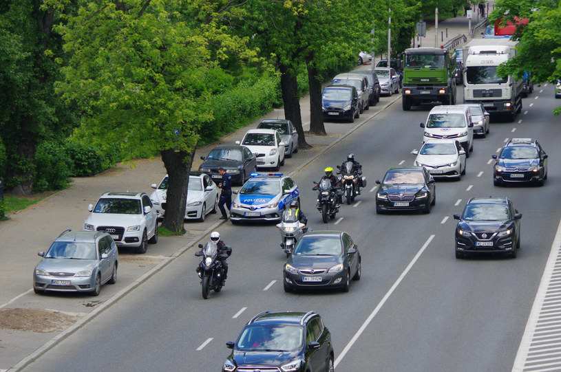 Czy motocykliści mogą wyprzedzać auta prawą stroną pasa? /Marek BAZAK /Agencja SE/East News