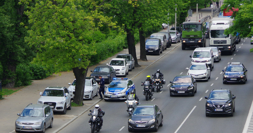 Czy motocykliści mogą wyprzedzać auta prawą stroną pasa? /Marek BAZAK /Agencja SE/East News