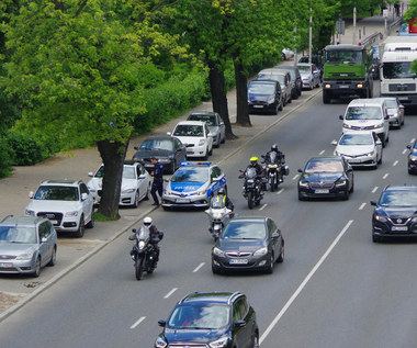 Czy motocykliści mogą wyprzedzać auta prawą stroną pasa? Przepisy są jednoznaczne